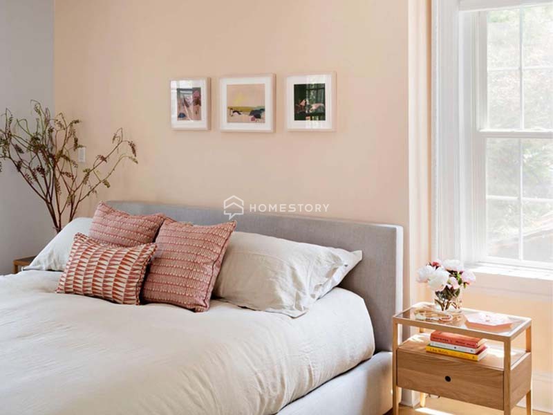 Kết hợp cùng trắng, hồng hoặc xám thì phòng ngủ của bạn sẽ ấm cúng thế này