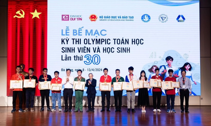 trao-giai-ky-thi-olympic-toan-hoc-sinh-vien-toan-quoc-2082.jpg